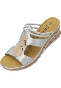 Zilveren leren sandaal met uitsnijdingen, verstelbare banden, beige voetbed en gevlochten kurken wigzool. Kenmerkt zich door metalen accentdetails.