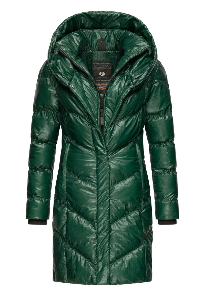 Lang groene pufferjas met een glanzende afwerking, een grote capuchon, ritssluiting en chevron-quiltpatroon. Inclusief ribgebreide manchetten voor extra warmte.