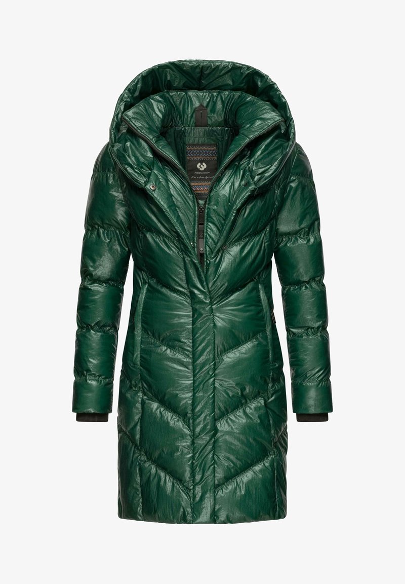 Dolga zelena puffer jakna z sijajnim zaključkom, velikim kapuco, zadrgo in chevron prešitjem. Vključuje rebraste manšete za toploto.