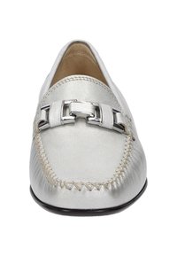 Silberne Lederloafer mit dekorativen silbernen Beschlägen, gesteppten Details um die Zehen und einer glatten Textur. Flache Sohlenkonstruktion.