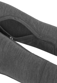 Graue Leggings mit einer glatten Textur, die eine runde Öffnung und einen funktionalen Knopfverschluss am Bund aufweisen.