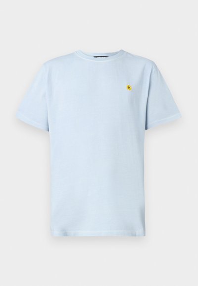Lyseblå bomulls t-skjorte med korte ermer og rund hals, med en liten gul smiley logo på venstre bryst.