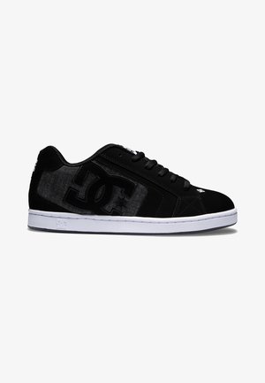 Czarne sneakersy z połączeniem zamszu i płótna. Posiadają duże czarne logo DC, białą podeszwę i czarne sznurówki.