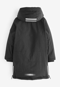 Černá nepromokavá parka s kapucí, reflexní pruhy na zadní straně, kapsy na zip a texturovaná tkanina.