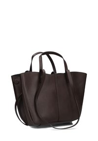 Bruine leren totebag met een textuurafwerking, voorzien van twee korte handvatten en een lange schouderband, open bovenkant en een gestructureerde vorm.