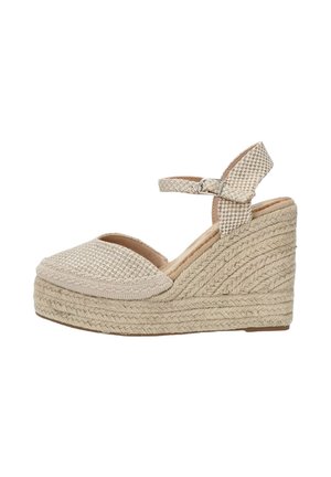 Zapato de cuña de esparto beige con parte superior de tela trenzada, tira en el tobillo y suela texturizada trenzada. Presenta un diseño de puntera redonda.