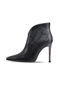 Stivaletti neri alla caviglia con punta affusolata, realizzati in materiale effetto stampa serpente testurizzato, dotati di un alto tacco stiletto e una silhouette elegante.