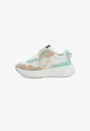 Baskets avec panneaux en mesh et daim en vert menthe, beige et blanc, dotées d'une semelle épaisse texturée et d'un détail de logo circulaire bien visible.