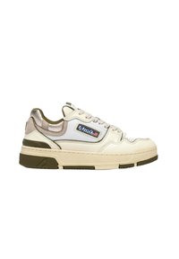 Sneaker bianca e beige con tomaia in pelle testurizzata, colletto imbottito, design con lacci e suola in gomma verde a contrasto. Presenta accenti con il logo.