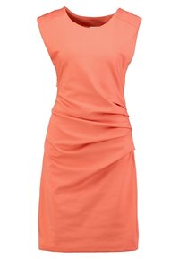 Korallklänning med rund halsringning och utan ärmar. Har samlad tyg på sidan för textur, tillverkad av mjukt, elastiskt material.