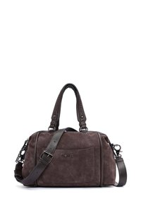 Bruine suède tote bag met gestructureerde handvatten, verstelbare schouderriem, voorvak en metalen hardwareaccenten. Bevat een logo detail.