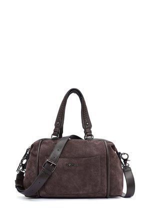 Borsa tote in suede marrone con manici testurizzati, tracolla regolabile, tasca frontale e dettagli in metallo. Presenta un dettaglio con logo.