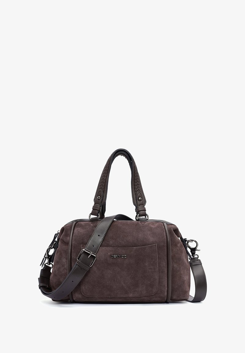 Borsa tote in suede marrone con manici testurizzati, tracolla regolabile, tasca frontale e dettagli in metallo. Presenta un dettaglio con logo.