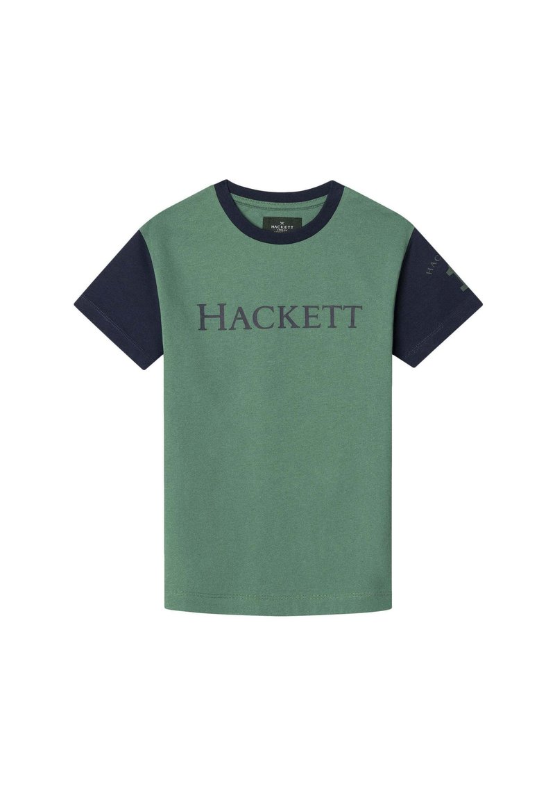 Grön bomullströja med marinblå korta ärmar. Har "HACKETT"-logotypen i mörk tryck över bröstet. Rund halsdesign.