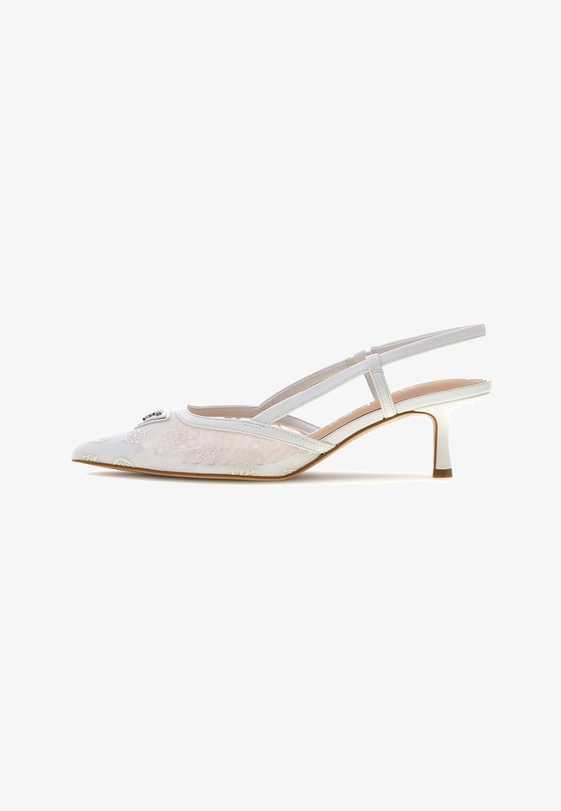 Chaussure slingback blanche à bout pointu avec superposition en dentelle, petit talon kitten et boucle décorative à l'avant.