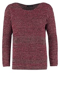 Pintakuvioitu neulottu pusero, jossa pitkät hihat. Leveä pääntie ja punaisen, vaaleanpunaisen sekä harmaan sävyistä lankaa sik-sakkuviivana.