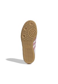 Rosa och vit skosula i texturerad gummisula. Har triangulära och cirkulära mönster, med "adidas" präglat vid basen.