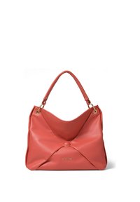 Borsa in pelle corallo con una parte superiore tessuta e texturizzata, caratterizzata da una forma elegante, dettagli in metallo dorato e un bottone centrale decorativo.
