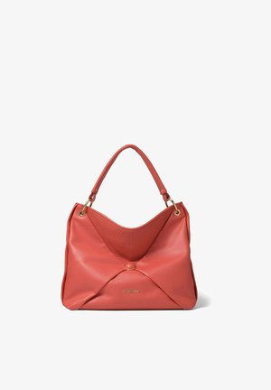 Sac à main en cuir corail avec un dessus texturé et tissé, présentant une forme élégante, des accents en métal doré et un détail de bouton central.