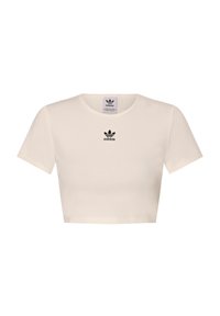 Zostrihnuté biele rebrované tričko vyrobené z látky s krátkymi rukávmi, s čiernym logom Adidas umiestneným na strede nad dekoltom.
