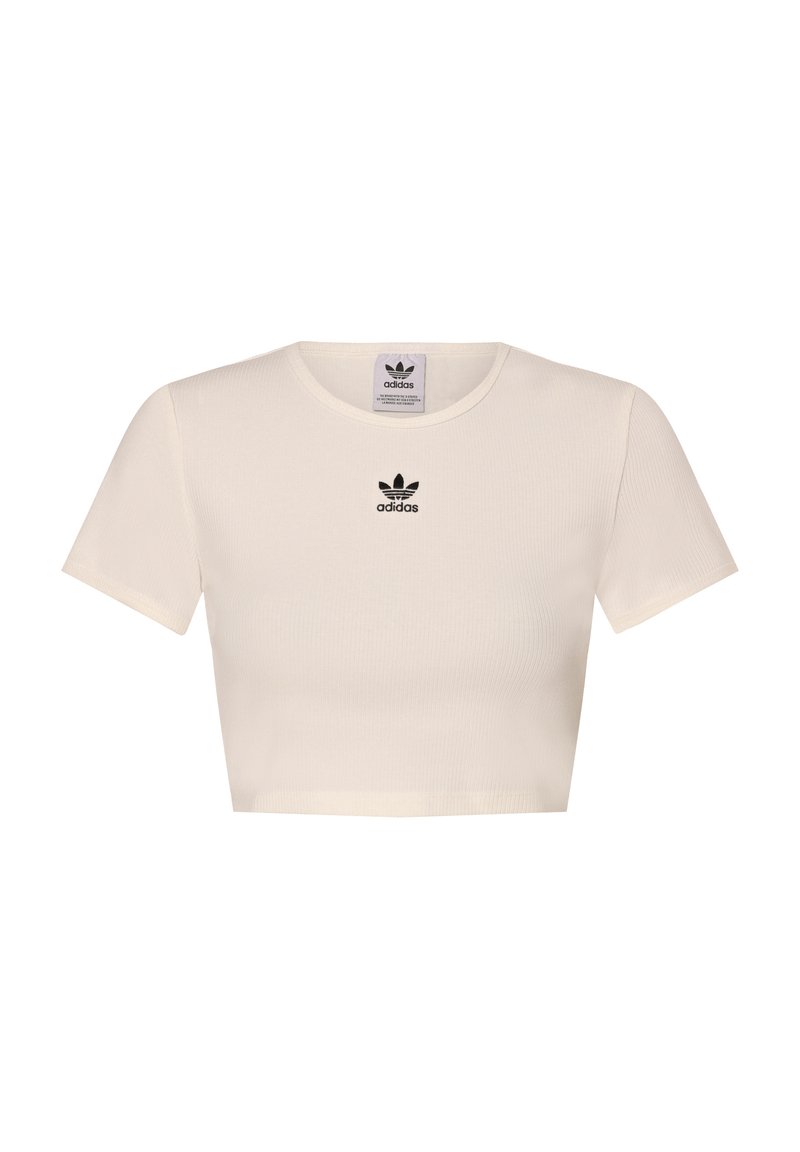 Zostrihnuté biele rebrované tričko vyrobené z látky s krátkymi rukávmi, s čiernym logom Adidas umiestneným na strede nad dekoltom.