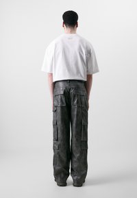 Don't Waste Culture SHERIDAN UNISEX - Hlačami s stranskimi žepi - grey/brown leather