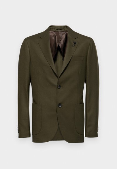 Ciemnooliwkowa marynarka z dwoma guzikami, z klapami w szpic, jedną kieszenią na piersiach i dwiema kieszeniami z przodu; gładki materiał z brązową podszewką.