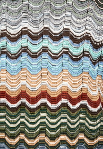 Πλεκτό ύφασμα με σχέδιο chevron και οριζόντιες ζιγκ-ζαγκ ρίγες σε αποχρώσεις του πράσινου, του μπλε, του καφέ, του πορτοκαλί και του μπεζ.