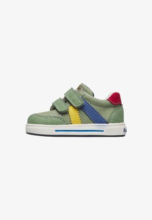 Grüner Kindersneaker mit gelben und blauen Seitenstreifen, rotem Absatzdetail, doppelten Klettverschlüssen und weißer Gummisohle mit blauem Akzent.