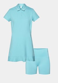 Svetlo modra polo obleka s kratkimi rokavi in gumbi, v kombinaciji z ujemajočimi se visokim pasom prilegajočimi hlačami, na belem ozadju.