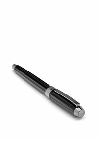Stylo à bille de luxe noir avec accents argentés et clip, marqué "Hugo Boss" sur la bande métallique et le dessus, reposant sur une surface blanche.