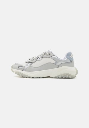 Lysegrå og hvide atletiksneakers med tekstureret sål, mesh- og læderpaneler, snørelukning og polstret hælkant.
