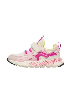 Baskets pour enfant roses et beige avec panneaux en maille, bande velcro, lacets roses, doublure jaune néon et texte « Flower Mountain » sur le côté et la semelle.