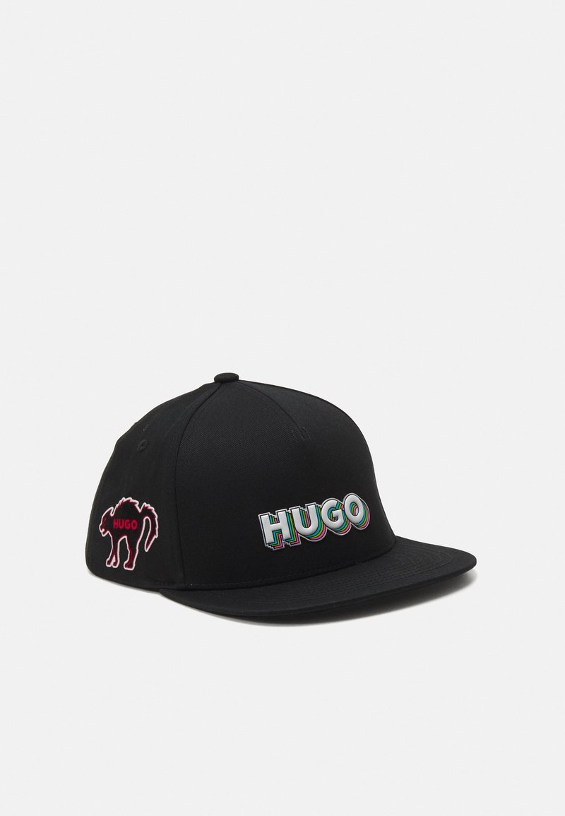 Casquette de baseball noire à visière plate avec logo multicolore "HUGO" à l’avant et silhouette rouge de chameau avec texte "HUGO" sur le panneau latéral.