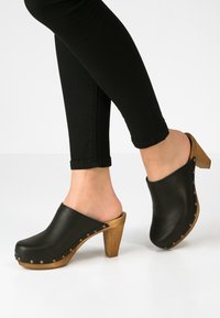 Sanita Clogs - black