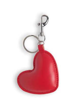 Rode leren sleutelhanger in de vorm van een hart met zilverkleurige metalen ring en karabijnsluiting op een witte achtergrond.
