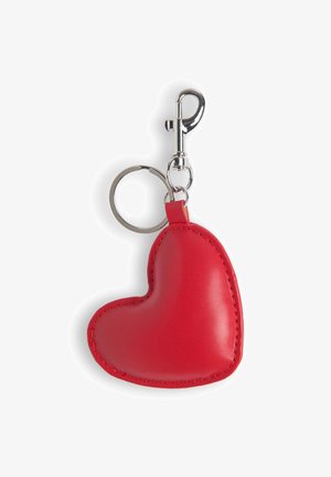 Porte-clés en cuir rouge en forme de cœur avec anneau en métal argenté et mousqueton sur fond blanc.