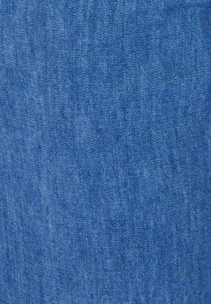 Tessuto denim di un blu profondo, caratterizzato da una texture liscia e un sottile motivo a diagonale, con leggeri puntini chiari sparsi.