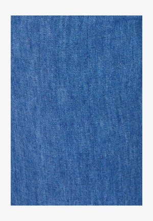 Tessuto denim di un blu profondo, caratterizzato da una texture liscia e un sottile motivo a diagonale, con leggeri puntini chiari sparsi.