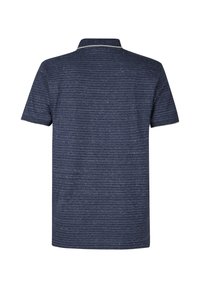 Camisa polo de manga corta en azul marino con un patrón texturizado de líneas horizontales. Presenta un cuello clásico con un acento a rayas en contraste.