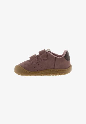 Scarpa da bambino in morbido camoscio rosa polvere con due cinturini in velcro, toppa posteriore marrone texturizzata e suola in gomma marrone chiaro con battistrada.