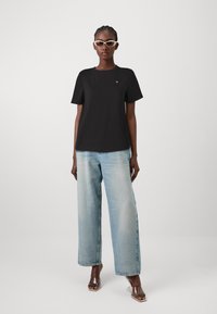 ONLY ONLFICO  - Pamata T-krekls - black