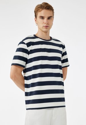 - T-shirt z nadrukiem