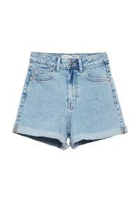 Pantalones cortos de mezclilla azul claro con dobladillos enrollados, cierre frontal de botón, cremallera y pasadores para cinturón, mostrados sobre un fondo blanco.