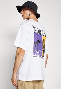 The North Face VONNAN GRAPHIC TEE - Trükipildiga T-särk - white/black/peak purple/summit gold