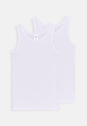 Zwei weiße Baumwoll-Tanktops mit weicher Textur, runden Ausschnitten und ohne Muster, flach ausgelegt, wobei eines teilweise das andere überlappt.