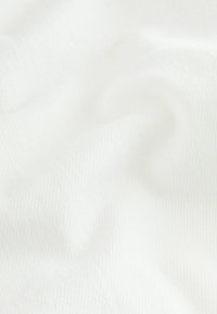 Witte textiel stof met een gladde oppervlakte, voorzien van een subtiel diagonaal patroon en zachte, vallende plooien. Ideaal voor kleding of bekleding.