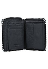 Cartera de piel negra con cierre de cremallera, seis ranuras para tarjetas y un interior suave con un logo en relieve en un lado.