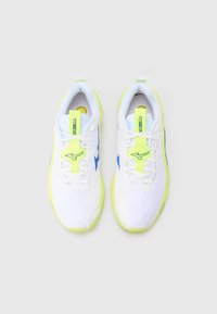 Λευκά αθλητικά παπούτσια με μπλε λεπτομέρειες και νεον κίτρινο διακοσμητικό στοιχείο. Διαθέτουν υφασμάτινο επάνω μέρος με υφή, μαλακή σόλα και κλείσιμο με κορδόνια.