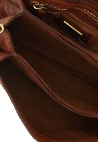 Interno di una borsa in pelle, con rivestimento in tessuto marrone, numerosi scomparti e accessori in metallo dorato per cerniere e tasche.